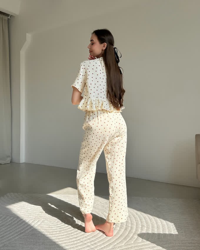 Bukse — Beige med brune hjerter