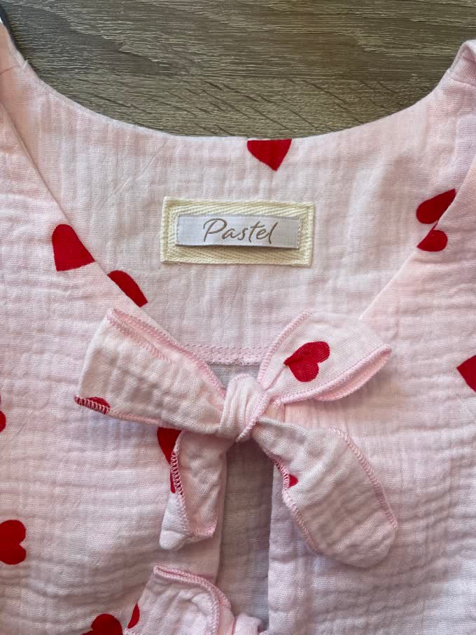 Tie Shirt & Shorts — Musselin (røde hjerter på rosa)