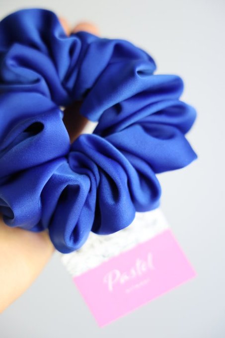 Scrunchie i sateng — Intens blå