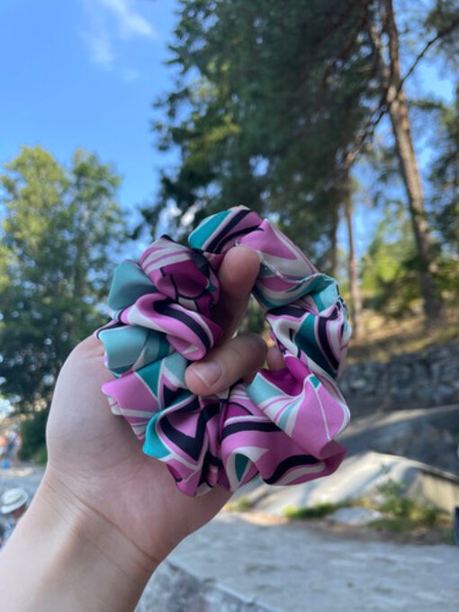Fuksia hårstrikk i sateng