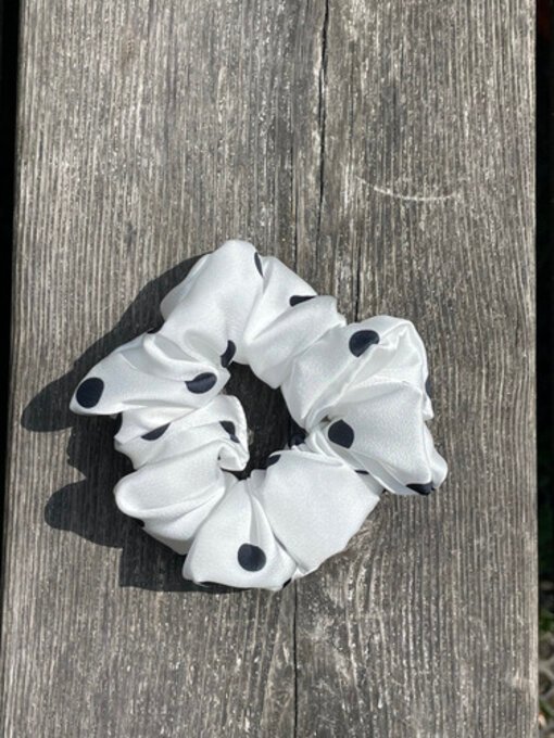 Scrunchie i sateng — Hvit med sorte prikker